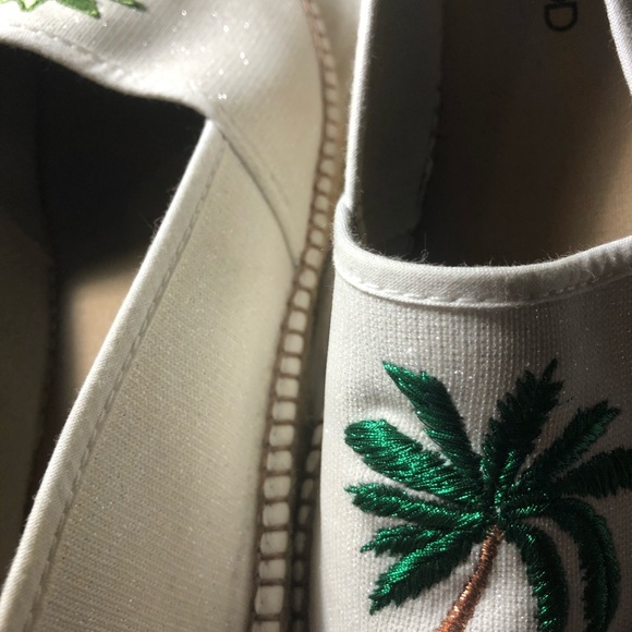 Pineapple and tree designed shoes size 6! :) - Picture 3 of 4